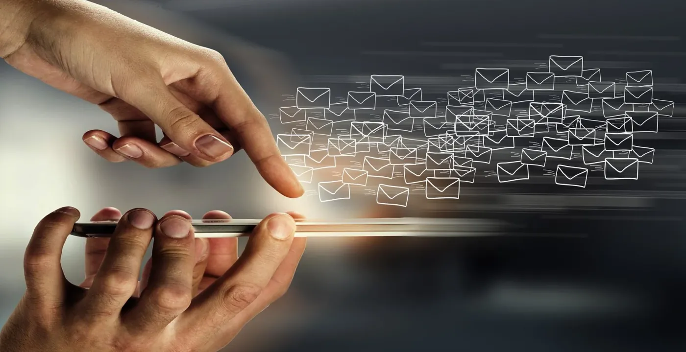 Fotografía: usuario enviando emails desde un móvil